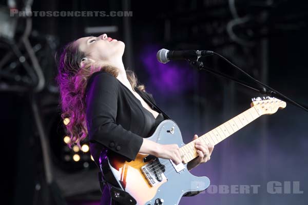 ANNA CALVI - 2014-08-15 - SAINT MALO - Fort de St Pere - 